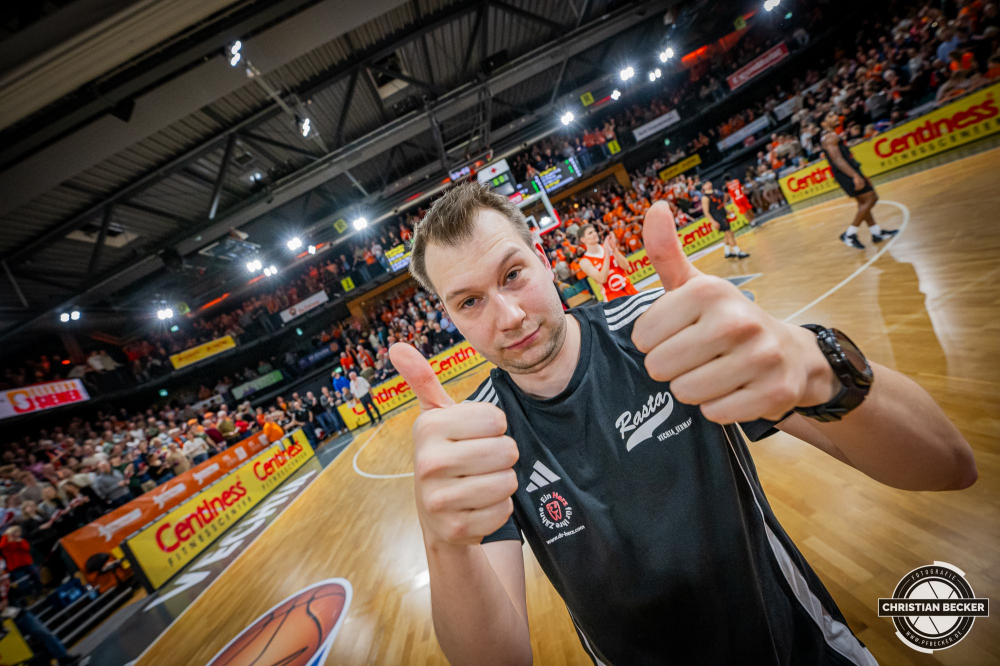 1. Basketball Bundesliga, easyCredit BBL, Saison 2024/2025, Herren, Hauptrunde, 18. Spieltag, 24.01.2025, RASTA Vechta -  Niners Chemnitz
Sebastian S&uuml;dkamp (Teambetreuer - RASTA Vechta) nach der Partie
Schlüsselwörter: 1. Bundesliga;18. Spieltag;24.01.2025;BBL;Basketball;Chemnitz;Hauptrunde;Liga;NINERS;RASTA;RASTA Dome;Saison 2024/2025;Vechta;easycredit