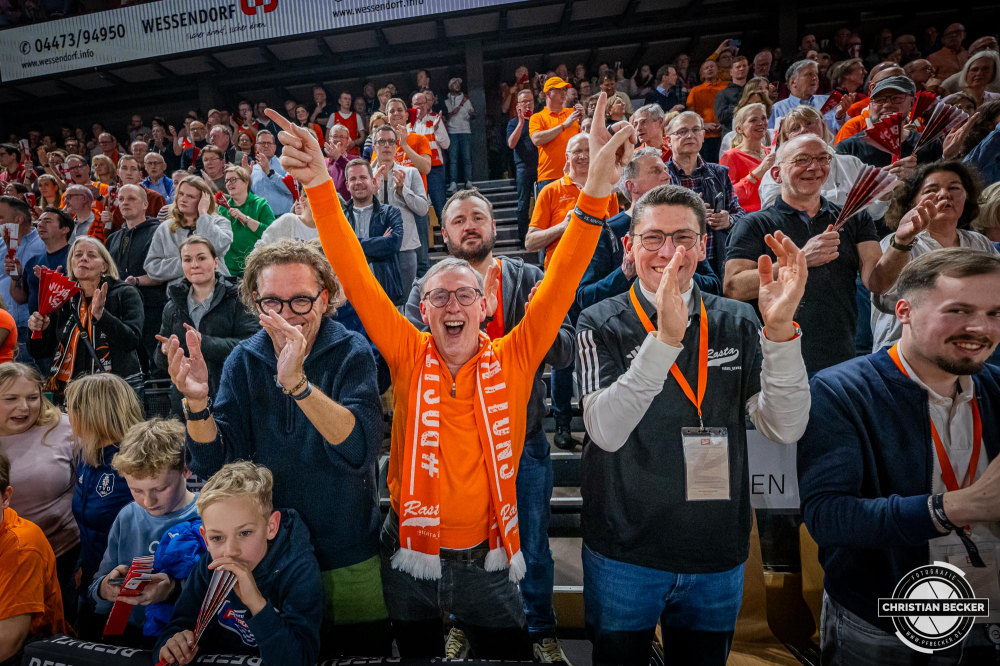 1. Basketball Bundesliga, easyCredit BBL, Saison 2024/2025, Herren, Hauptrunde, 18. Spieltag, 24.01.2025, RASTA Vechta -  Niners Chemnitz
Die Fans von RASTA Vechta nach der Partie
Schlüsselwörter: 1. Bundesliga;18. Spieltag;24.01.2025;BBL;Basketball;Chemnitz;Hauptrunde;Liga;NINERS;RASTA;RASTA Dome;Saison 2024/2025;Vechta;easycredit