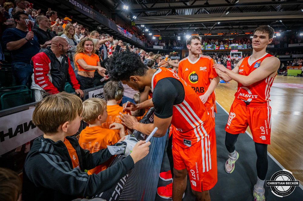 1. Basketball Bundesliga, easyCredit BBL, Saison 2024/2025, Herren, Hauptrunde, 18. Spieltag, 24.01.2025, RASTA Vechta -  Niners Chemnitz
Jayden Gardner (#1 - RASTA Vechta) gibt Autogramme nach der Partie
Schlüsselwörter: 1. Bundesliga;18. Spieltag;24.01.2025;BBL;Basketball;Chemnitz;Hauptrunde;Liga;NINERS;RASTA;RASTA Dome;Saison 2024/2025;Vechta;easycredit