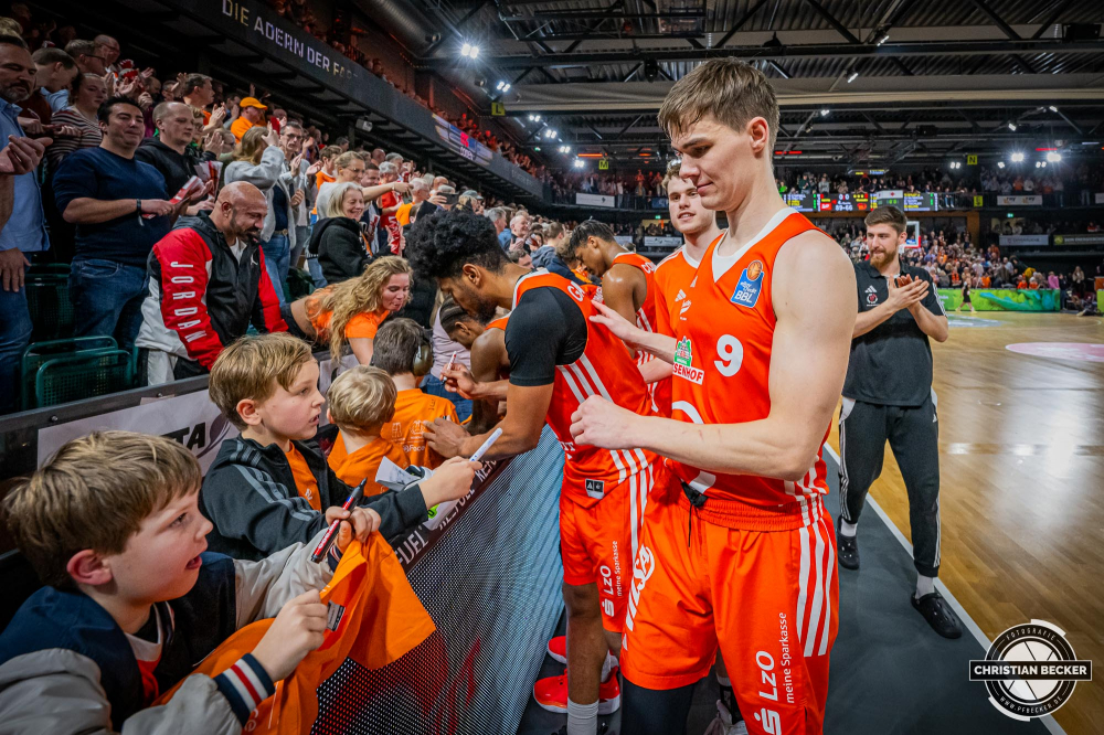 1. Basketball Bundesliga, easyCredit BBL, Saison 2024/2025, Herren, Hauptrunde, 18. Spieltag, 24.01.2025, RASTA Vechta -  Niners Chemnitz
Joschka Ferner (#9 - RASTA Vechta) gibt Autogramme nach der Partie
Schlüsselwörter: 1. Bundesliga;18. Spieltag;24.01.2025;BBL;Basketball;Chemnitz;Hauptrunde;Liga;NINERS;RASTA;RASTA Dome;Saison 2024/2025;Vechta;easycredit