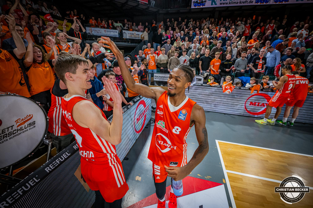 1. Basketball Bundesliga, easyCredit BBL, Saison 2024/2025, Herren, Hauptrunde, 18. Spieltag, 24.01.2025, RASTA Vechta -  Niners Chemnitz
Brandon Randolph (#8 - RASTA Vechta) und Joschka Ferner (#9 - RASTA Vechta) nach der Partie
Schlüsselwörter: 1. Bundesliga;18. Spieltag;24.01.2025;BBL;Basketball;Chemnitz;Hauptrunde;Liga;NINERS;RASTA;RASTA Dome;Saison 2024/2025;Vechta;easycredit