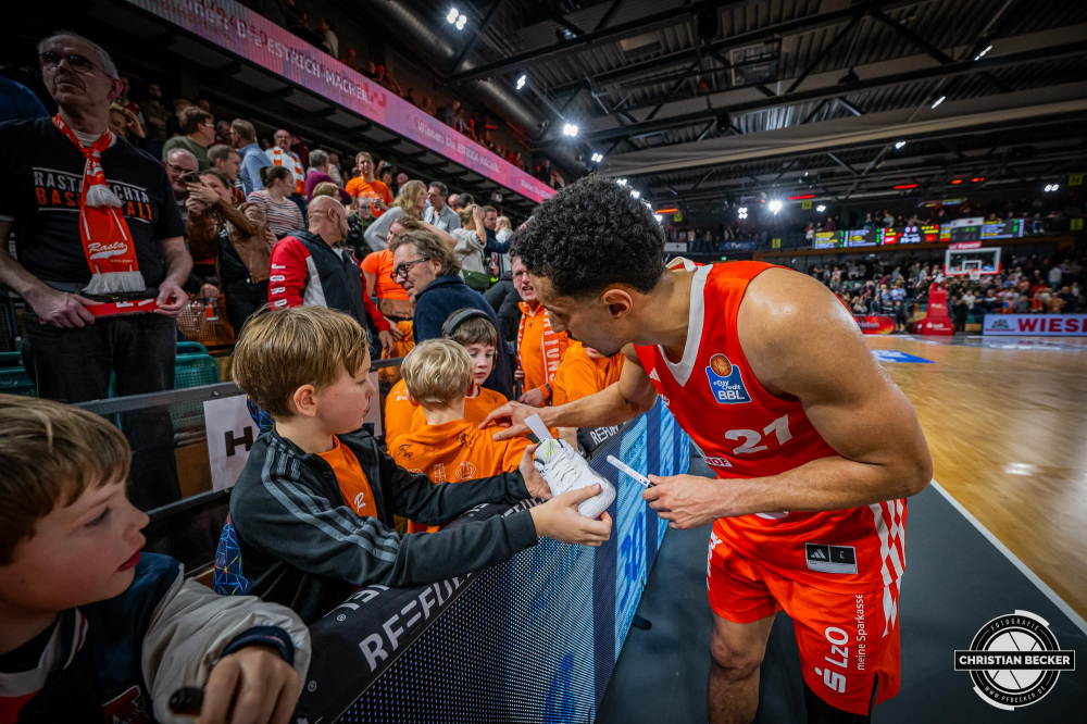 1. Basketball Bundesliga, easyCredit BBL, Saison 2024/2025, Herren, Hauptrunde, 18. Spieltag, 24.01.2025, RASTA Vechta -  Niners Chemnitz
Joel Aminu (#21 - RASTA Vechta) gibt Autogramme nach der Partie
Schlüsselwörter: 1. Bundesliga;18. Spieltag;24.01.2025;BBL;Basketball;Chemnitz;Hauptrunde;Liga;NINERS;RASTA;RASTA Dome;Saison 2024/2025;Vechta;easycredit