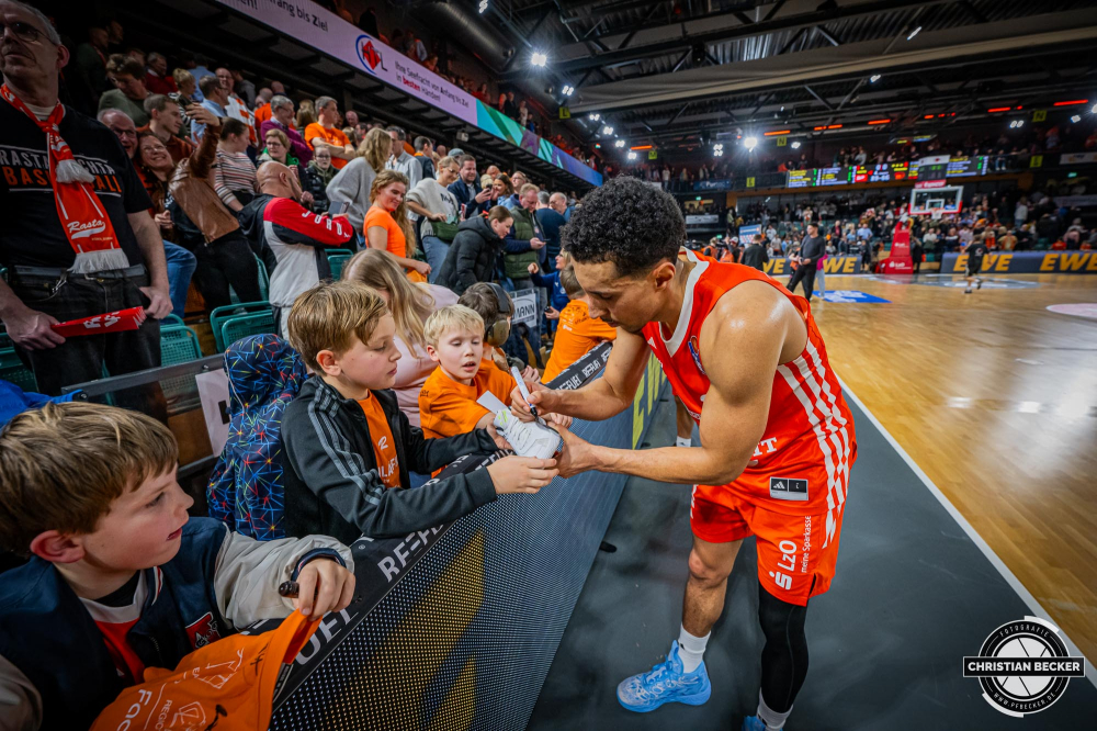 1. Basketball Bundesliga, easyCredit BBL, Saison 2024/2025, Herren, Hauptrunde, 18. Spieltag, 24.01.2025, RASTA Vechta -  Niners Chemnitz
Joel Aminu (#21 - RASTA Vechta) gibt Autogramme nach der Partie
Schlüsselwörter: 1. Bundesliga;18. Spieltag;24.01.2025;BBL;Basketball;Chemnitz;Hauptrunde;Liga;NINERS;RASTA;RASTA Dome;Saison 2024/2025;Vechta;easycredit