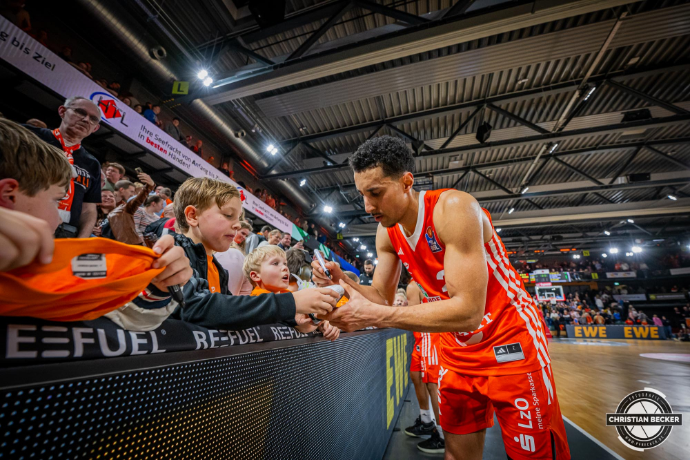 1. Basketball Bundesliga, easyCredit BBL, Saison 2024/2025, Herren, Hauptrunde, 18. Spieltag, 24.01.2025, RASTA Vechta -  Niners Chemnitz
Joel Aminu (#21 - RASTA Vechta) gibt Autogramme nach der Partie
Schlüsselwörter: 1. Bundesliga;18. Spieltag;24.01.2025;BBL;Basketball;Chemnitz;Hauptrunde;Liga;NINERS;RASTA;RASTA Dome;Saison 2024/2025;Vechta;easycredit