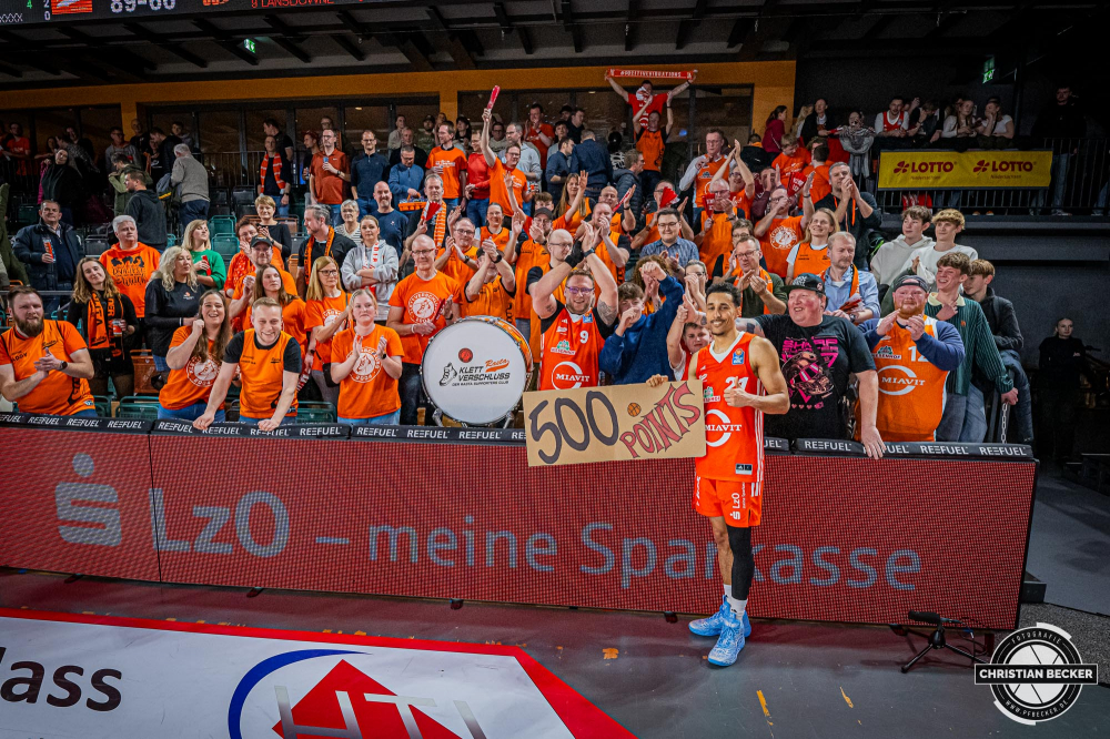 1. Basketball Bundesliga, easyCredit BBL, Saison 2024/2025, Herren, Hauptrunde, 18. Spieltag, 24.01.2025, RASTA Vechta -  Niners Chemnitz
Joel Aminu (#21 - RASTA Vechta) mit Klettverschluss (Fanclub - RASTA Vechta) nach der Partie
Schlüsselwörter: 1. Bundesliga;18. Spieltag;24.01.2025;BBL;Basketball;Chemnitz;Hauptrunde;Liga;NINERS;RASTA;RASTA Dome;Saison 2024/2025;Vechta;easycredit