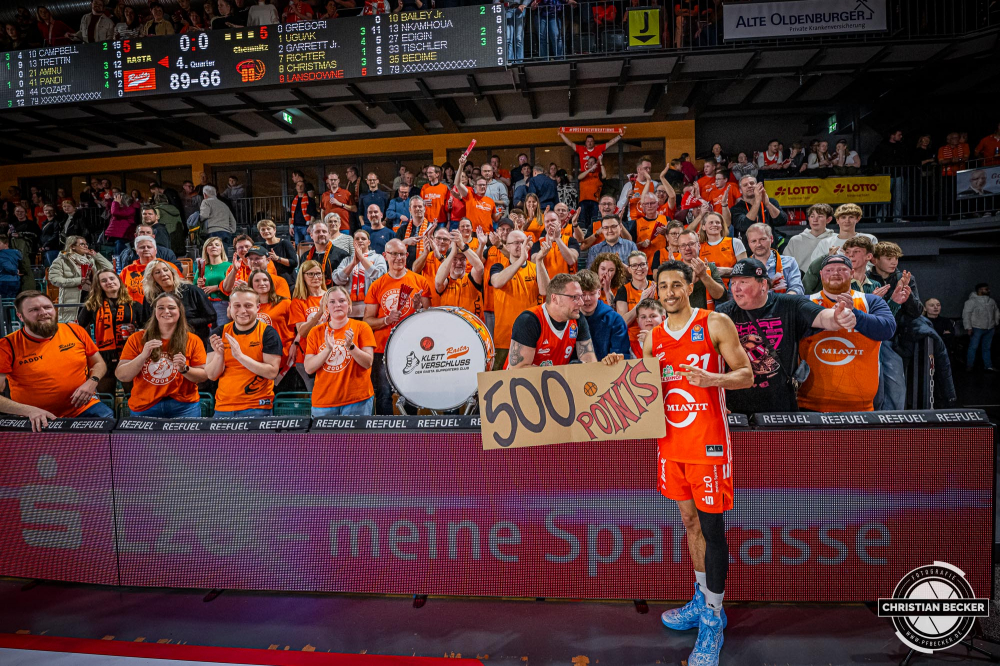 1. Basketball Bundesliga, easyCredit BBL, Saison 2024/2025, Herren, Hauptrunde, 18. Spieltag, 24.01.2025, RASTA Vechta -  Niners Chemnitz
Joel Aminu (#21 - RASTA Vechta) mit Klettverschluss (Fanclub - RASTA Vechta) nach der Partie
Schlüsselwörter: 1. Bundesliga;18. Spieltag;24.01.2025;BBL;Basketball;Chemnitz;Hauptrunde;Liga;NINERS;RASTA;RASTA Dome;Saison 2024/2025;Vechta;easycredit