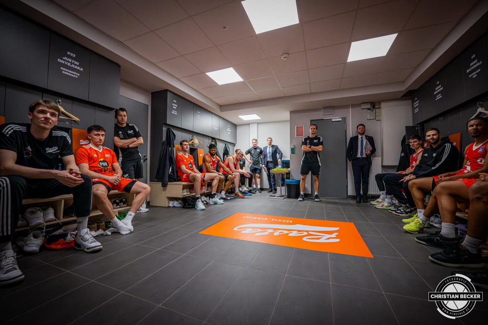 1. Basketball Bundesliga, easyCredit BBL, Saison 2024/2025, Herren, Hauptrunde, 18. Spieltag, 24.01.2025, RASTA Vechta -  Niners Chemnitz
Das Team von RASTA Vechta nach der Partie in der Kabine
Schlüsselwörter: 1. Bundesliga;18. Spieltag;24.01.2025;BBL;Basketball;Chemnitz;Hauptrunde;Liga;NINERS;RASTA;RASTA Dome;Saison 2024/2025;Vechta;easycredit