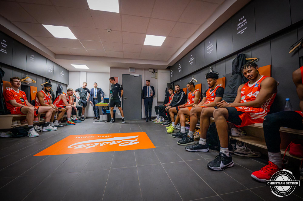 1. Basketball Bundesliga, easyCredit BBL, Saison 2024/2025, Herren, Hauptrunde, 18. Spieltag, 24.01.2025, RASTA Vechta -  Niners Chemnitz
Das Team von RASTA Vechta nach der Partie in der Kabine
Schlüsselwörter: 1. Bundesliga;18. Spieltag;24.01.2025;BBL;Basketball;Chemnitz;Hauptrunde;Liga;NINERS;RASTA;RASTA Dome;Saison 2024/2025;Vechta;easycredit