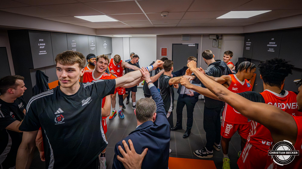 1. Basketball Bundesliga, easyCredit BBL, Saison 2024/2025, Herren, Hauptrunde, 18. Spieltag, 24.01.2025, RASTA Vechta -  Niners Chemnitz
Das Team von RASTA Vechta nach der Partie in der Kabine
Schlüsselwörter: 1. Bundesliga;18. Spieltag;24.01.2025;BBL;Basketball;Chemnitz;Hauptrunde;Liga;NINERS;RASTA;RASTA Dome;Saison 2024/2025;Vechta;easycredit