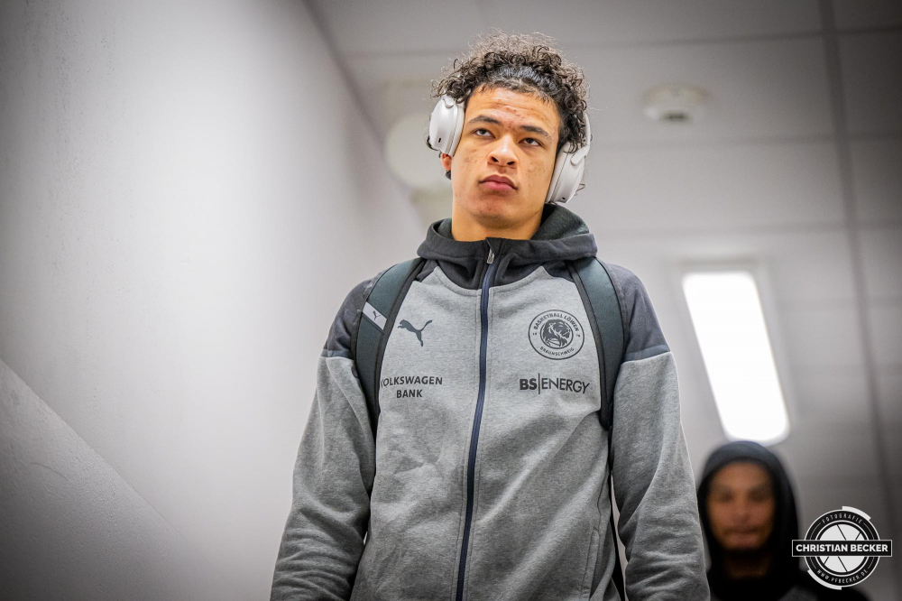 1. Basketball Bundesliga, easyCredit BBL, Saison 2024/2025, Herren, Hauptrunde, 3. Spieltag, 30.01.2025, RASTA Vechta -  L&ouml;wen Braunschweig
Noe Bom  (#22 - Basketball L&ouml;wen Braunschweig) vor der Partie
Schlüsselwörter: 1. Bundesliga;3. Spieltag;30.01.2025;BBL;Basketball;Braunschweig;Hauptrunde;Liga;L&ouml;wen;RASTA;RASTA Dome;Saison 2024/2025;Vechta;easycredit