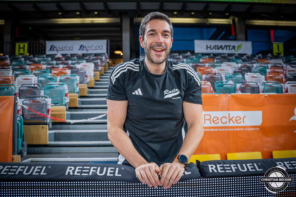 1. Basketball Bundesliga, easyCredit BBL, Saison 2024/2025, Herren, Hauptrunde, 3. Spieltag, 30.01.2025, RASTA Vechta -  L&ouml;wen Braunschweig
Miguel Zapata (Assistent Coach - RASTA Vechta) vor der Partie
Schlüsselwörter: 1. Bundesliga;3. Spieltag;30.01.2025;BBL;Basketball;Braunschweig;Hauptrunde;Liga;L&ouml;wen;RASTA;RASTA Dome;Saison 2024/2025;Vechta;easycredit