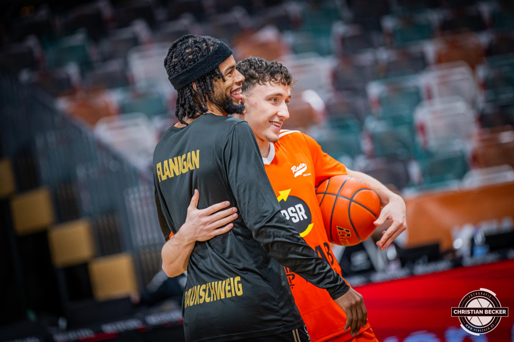 1. Basketball Bundesliga, easyCredit BBL, Saison 2024/2025, Herren, Hauptrunde, 3. Spieltag, 30.01.2025, RASTA Vechta -  L&ouml;wen Braunschweig
Chip Flanigan (#11 - Basketball L&ouml;wen Braunschweig) und Kaya Bayram (#3 - RASTA Vechta) vor der Partie
Schlüsselwörter: 1. Bundesliga;3. Spieltag;30.01.2025;BBL;Basketball;Braunschweig;Hauptrunde;Liga;L&ouml;wen;RASTA;RASTA Dome;Saison 2024/2025;Vechta;easycredit