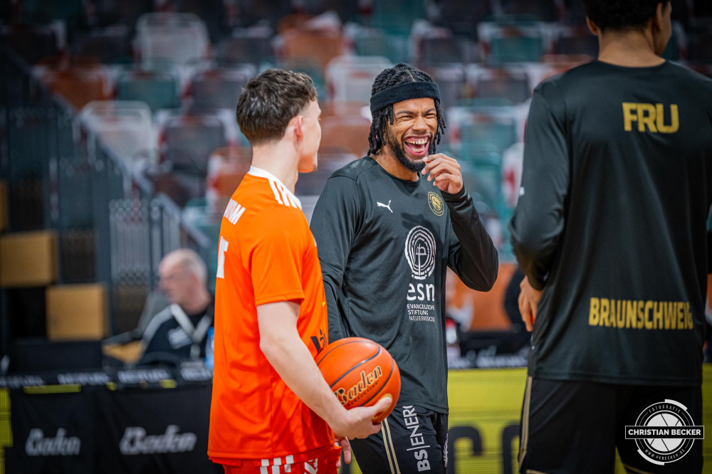 1. Basketball Bundesliga, easyCredit BBL, Saison 2024/2025, Herren, Hauptrunde, 3. Spieltag, 30.01.2025, RASTA Vechta -  L&ouml;wen Braunschweig
Chip Flanigan (#11 - Basketball L&ouml;wen Braunschweig) und Kaya Bayram (#3 - RASTA Vechta) vor der Partie
Schlüsselwörter: 1. Bundesliga;3. Spieltag;30.01.2025;BBL;Basketball;Braunschweig;Hauptrunde;Liga;L&ouml;wen;RASTA;RASTA Dome;Saison 2024/2025;Vechta;easycredit