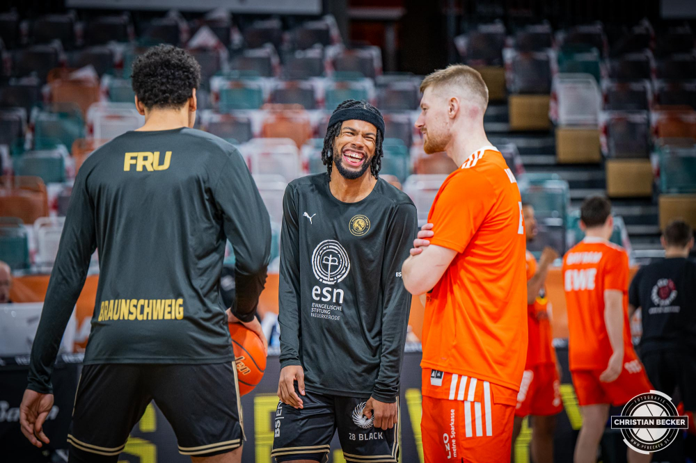 1. Basketball Bundesliga, easyCredit BBL, Saison 2024/2025, Herren, Hauptrunde, 3. Spieltag, 30.01.2025, RASTA Vechta -  L&ouml;wen Braunschweig
Chip Flanigan (#11 - Basketball L&ouml;wen Braunschweig), Luc van Slooten (#6 - RASTA Vechta) und Sanandra Fru (#10 - Basketball L&ouml;wen Braunschweig) vor der Partie
Schlüsselwörter: 1. Bundesliga;3. Spieltag;30.01.2025;BBL;Basketball;Braunschweig;Hauptrunde;Liga;L&ouml;wen;RASTA;RASTA Dome;Saison 2024/2025;Vechta;easycredit