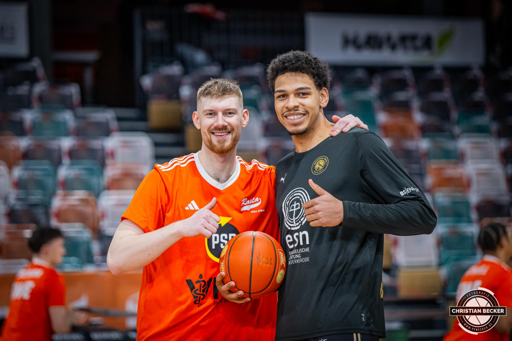 1. Basketball Bundesliga, easyCredit BBL, Saison 2024/2025, Herren, Hauptrunde, 3. Spieltag, 30.01.2025, RASTA Vechta -  L&ouml;wen Braunschweig
Luc van Slooten (#6 - RASTA Vechta) und Sanandra Fru (#10 - Basketball L&ouml;wen Braunschweig) vor der Partie
Schlüsselwörter: 1. Bundesliga;3. Spieltag;30.01.2025;BBL;Basketball;Braunschweig;Hauptrunde;Liga;L&ouml;wen;RASTA;RASTA Dome;Saison 2024/2025;Vechta;easycredit