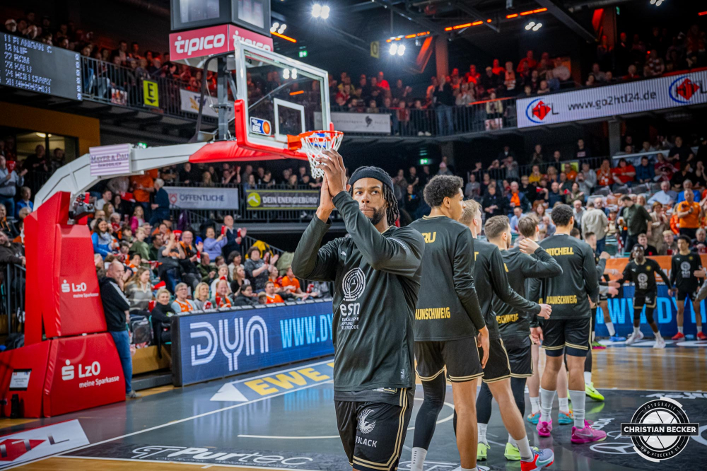 1. Basketball Bundesliga, easyCredit BBL, Saison 2024/2025, Herren, Hauptrunde, 3. Spieltag, 30.01.2025, RASTA Vechta -  L&ouml;wen Braunschweig
Chip Flanigan (#11 - Basketball L&ouml;wen Braunschweig) vor der Partie
Schlüsselwörter: 1. Bundesliga;3. Spieltag;30.01.2025;BBL;Basketball;Braunschweig;Hauptrunde;Liga;L&ouml;wen;RASTA;RASTA Dome;Saison 2024/2025;Vechta;easycredit