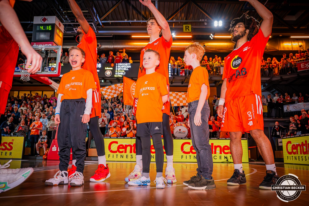 1. Basketball Bundesliga, easyCredit BBL, Saison 2024/2025, Herren, Hauptrunde, 3. Spieltag, 30.01.2025, RASTA Vechta -  Löwen Braunschweig
Das Team von RASTA Vechta und die Einlaufkinder vor der Partie
Schlüsselwörter: 1. Bundesliga;3. Spieltag;30.01.2025;BBL;Basketball;Braunschweig;Hauptrunde;Liga;Löwen;RASTA;RASTA Dome;Saison 2024/2025;Vechta;easycredit