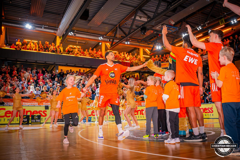 1. Basketball Bundesliga, easyCredit BBL, Saison 2024/2025, Herren, Hauptrunde, 3. Spieltag, 30.01.2025, RASTA Vechta -  L&ouml;wen Braunschweig
Joel Aminu (#21 - RASTA Vechta) und ein Einlaufkind vor der Partie
Schlüsselwörter: 1. Bundesliga;3. Spieltag;30.01.2025;BBL;Basketball;Braunschweig;Hauptrunde;Liga;L&ouml;wen;RASTA;RASTA Dome;Saison 2024/2025;Vechta;easycredit