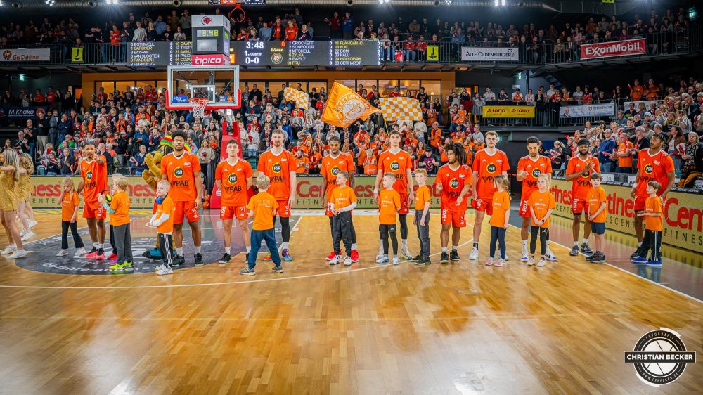 1. Basketball Bundesliga, easyCredit BBL, Saison 2024/2025, Herren, Hauptrunde, 3. Spieltag, 30.01.2025, RASTA Vechta -  Löwen Braunschweig
Das Team von RASTA Vechta und die Einlaufkinder vor der Partie
Schlüsselwörter: 1. Bundesliga;3. Spieltag;30.01.2025;BBL;Basketball;Braunschweig;Hauptrunde;Liga;Löwen;RASTA;RASTA Dome;Saison 2024/2025;Vechta;easycredit