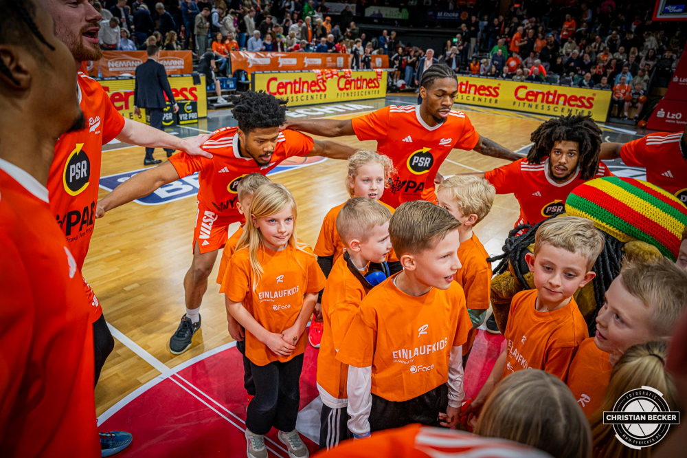 1. Basketball Bundesliga, easyCredit BBL, Saison 2024/2025, Herren, Hauptrunde, 3. Spieltag, 30.01.2025, RASTA Vechta -  L&ouml;wen Braunschweig
Das Team von RASTA Vechta und die Einlaufkinder vor der Partie
Schlüsselwörter: 1. Bundesliga;3. Spieltag;30.01.2025;BBL;Basketball;Braunschweig;Hauptrunde;Liga;L&ouml;wen;RASTA;RASTA Dome;Saison 2024/2025;Vechta;easycredit