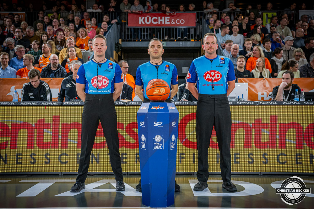 1. Basketball Bundesliga, easyCredit BBL, Saison 2024/2025, Herren, Hauptrunde, 3. Spieltag, 30.01.2025, RASTA Vechta -  L&ouml;wen Braunschweig
Die Schiedsrichter vor der Partie
Schlüsselwörter: 1. Bundesliga;3. Spieltag;30.01.2025;BBL;Basketball;Braunschweig;Hauptrunde;Liga;L&ouml;wen;RASTA;RASTA Dome;Saison 2024/2025;Vechta;easycredit