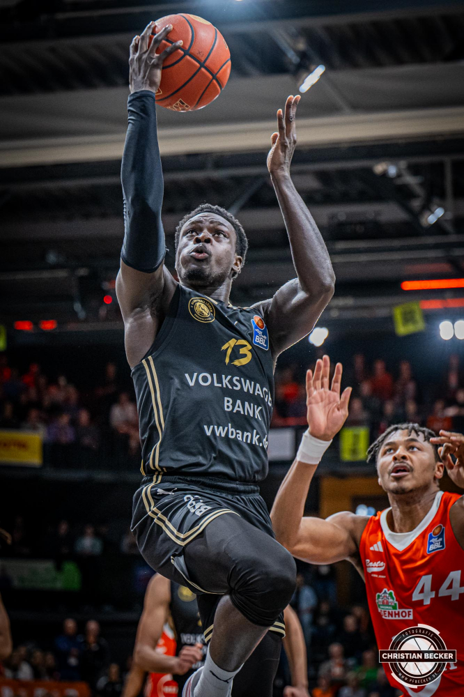 1. Basketball Bundesliga, easyCredit BBL, Saison 2024/2025, Herren, Hauptrunde, 3. Spieltag, 30.01.2025, RASTA Vechta -  L&ouml;wen Braunschweig
Barra Njie (#13 - Basketball L&ouml;wen Braunschweig) beim Korbleger
Schlüsselwörter: 1. Bundesliga;3. Spieltag;30.01.2025;BBL;Basketball;Braunschweig;Hauptrunde;Liga;L&ouml;wen;RASTA;RASTA Dome;Saison 2024/2025;Vechta;easycredit