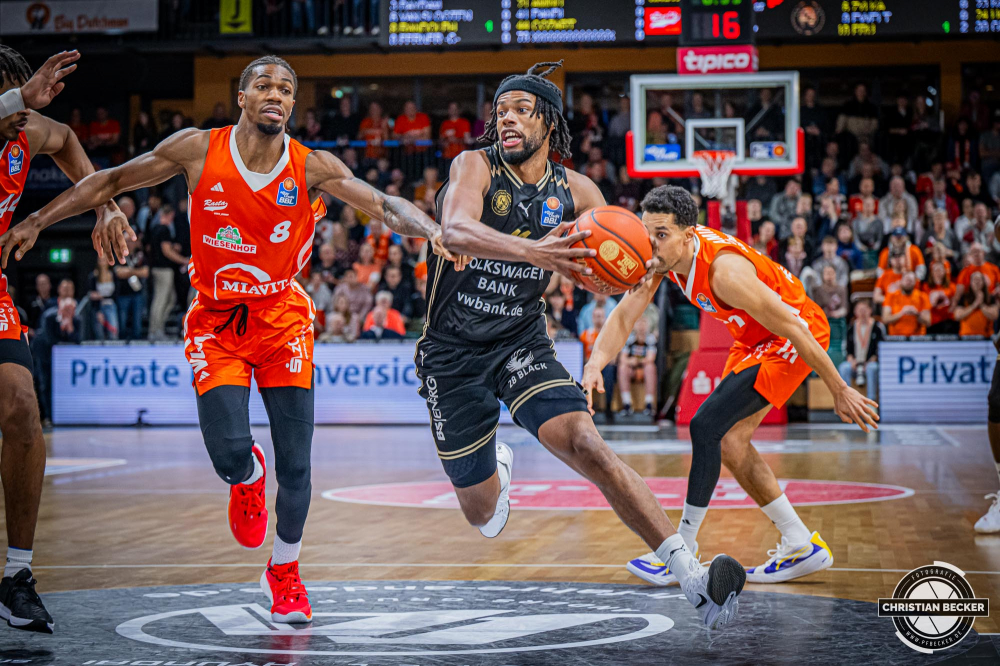 1. Basketball Bundesliga, easyCredit BBL, Saison 2024/2025, Herren, Hauptrunde, 3. Spieltag, 30.01.2025, RASTA Vechta -  L&ouml;wen Braunschweig
Chip Flanigan (#11 - Basketball L&ouml;wen Braunschweig) in Aktion
Schlüsselwörter: 1. Bundesliga;3. Spieltag;30.01.2025;BBL;Basketball;Braunschweig;Hauptrunde;Liga;L&ouml;wen;RASTA;RASTA Dome;Saison 2024/2025;Vechta;easycredit
