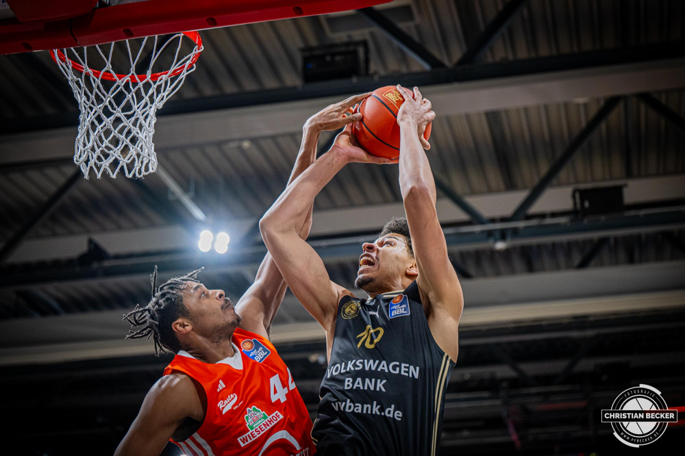 1. Basketball Bundesliga, easyCredit BBL, Saison 2024/2025, Herren, Hauptrunde, 3. Spieltag, 30.01.2025, RASTA Vechta -  L&ouml;wen Braunschweig
Sanandra Fru (#10 - Basketball L&ouml;wen Braunschweig) beim Korbleger geblockt von Isaiah Cozart (#44 - RASTA Vechta)
Schlüsselwörter: 1. Bundesliga;3. Spieltag;30.01.2025;BBL;Basketball;Braunschweig;Hauptrunde;Liga;L&ouml;wen;RASTA;RASTA Dome;Saison 2024/2025;Vechta;easycredit