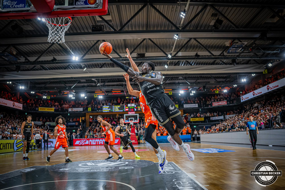 1. Basketball Bundesliga, easyCredit BBL, Saison 2024/2025, Herren, Hauptrunde, 3. Spieltag, 30.01.2025, RASTA Vechta -  L&ouml;wen Braunschweig
Barra Njie (#13 - Basketball L&ouml;wen Braunschweig) beim Korbleger
Schlüsselwörter: 1. Bundesliga;3. Spieltag;30.01.2025;BBL;Basketball;Braunschweig;Hauptrunde;Liga;L&ouml;wen;RASTA;RASTA Dome;Saison 2024/2025;Vechta;easycredit