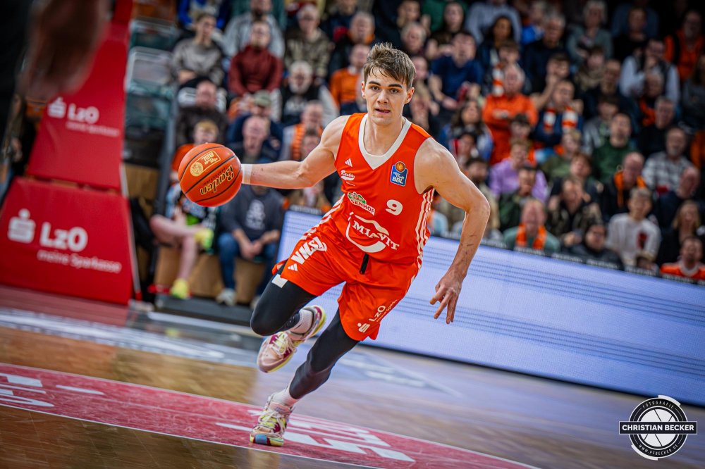 1. Basketball Bundesliga, easyCredit BBL, Saison 2024/2025, Herren, Hauptrunde, 3. Spieltag, 30.01.2025, RASTA Vechta -  L&ouml;wen Braunschweig
Joschka Ferner (#9 - RASTA Vechta) in Aktion
Schlüsselwörter: 1. Bundesliga;3. Spieltag;30.01.2025;BBL;Basketball;Braunschweig;Hauptrunde;Liga;L&ouml;wen;RASTA;RASTA Dome;Saison 2024/2025;Vechta;easycredit