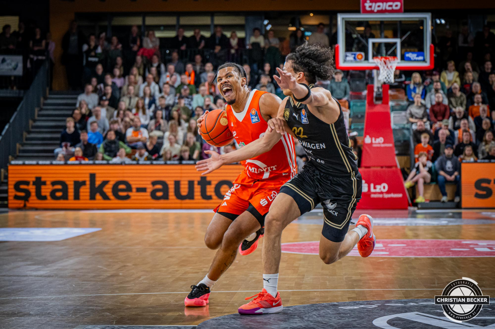 1. Basketball Bundesliga, easyCredit BBL, Saison 2024/2025, Herren, Hauptrunde, 3. Spieltag, 30.01.2025, RASTA Vechta -  L&ouml;wen Braunschweig
Mike Bothwell (#0 - RASTA Vechta) in Aktion
Schlüsselwörter: 1. Bundesliga;3. Spieltag;30.01.2025;BBL;Basketball;Braunschweig;Hauptrunde;Liga;L&ouml;wen;RASTA;RASTA Dome;Saison 2024/2025;Vechta;easycredit