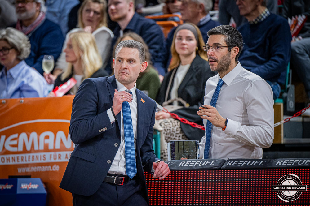 1. Basketball Bundesliga, easyCredit BBL, Saison 2024/2025, Herren, Hauptrunde, 3. Spieltag, 30.01.2025, RASTA Vechta -  L&ouml;wen Braunschweig
Martin Schiller (Headcoach - RASTA Vechta) im Gespr&auml;ch mit Miguel Zapata (Assistent Coach - RASTA Vechta)
Schlüsselwörter: 1. Bundesliga;3. Spieltag;30.01.2025;BBL;Basketball;Braunschweig;Hauptrunde;Liga;L&ouml;wen;RASTA;RASTA Dome;Saison 2024/2025;Vechta;easycredit