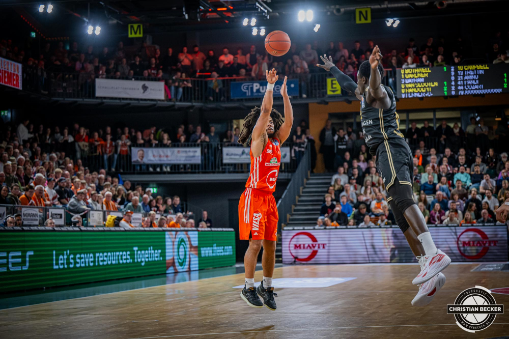1. Basketball Bundesliga, easyCredit BBL, Saison 2024/2025, Herren, Hauptrunde, 3. Spieltag, 30.01.2025, RASTA Vechta -  L&ouml;wen Braunschweig
Tyger Campbell (#10 - RASTA Vechta) beim Jumpshot
Schlüsselwörter: 1. Bundesliga;3. Spieltag;30.01.2025;BBL;Basketball;Braunschweig;Hauptrunde;Liga;L&ouml;wen;RASTA;RASTA Dome;Saison 2024/2025;Vechta;easycredit