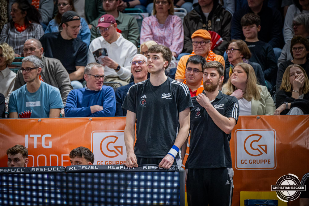 1. Basketball Bundesliga, easyCredit BBL, Saison 2024/2025, Herren, Hauptrunde, 3. Spieltag, 30.01.2025, RASTA Vechta -  L&ouml;wen Braunschweig
Johann Gr&uuml;nloh (#17 - RASTA Vechta) und Ryan Schwieger (#15 - RASTA Vechta) w&auml;hrend der Partie
Schlüsselwörter: 1. Bundesliga;3. Spieltag;30.01.2025;BBL;Basketball;Braunschweig;Hauptrunde;Liga;L&ouml;wen;RASTA;RASTA Dome;Saison 2024/2025;Vechta;easycredit