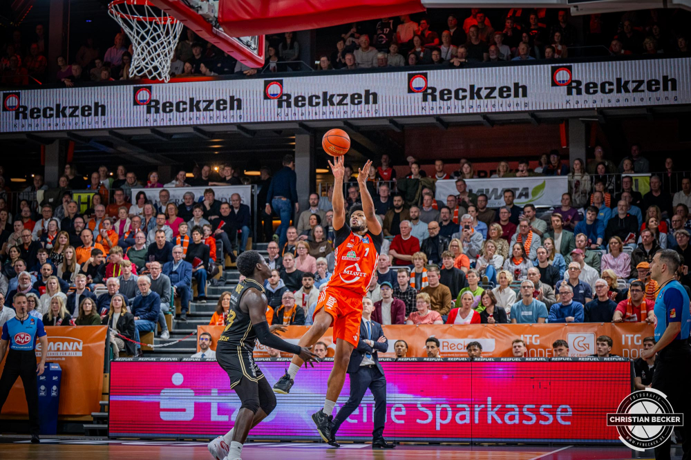 1. Basketball Bundesliga, easyCredit BBL, Saison 2024/2025, Herren, Hauptrunde, 3. Spieltag, 30.01.2025, RASTA Vechta -  L&ouml;wen Braunschweig
Jayden Gardner (#1 - RASTA Vechta) beim Jumpshot
Schlüsselwörter: 1. Bundesliga;3. Spieltag;30.01.2025;BBL;Basketball;Braunschweig;Hauptrunde;Liga;L&ouml;wen;RASTA;RASTA Dome;Saison 2024/2025;Vechta;easycredit