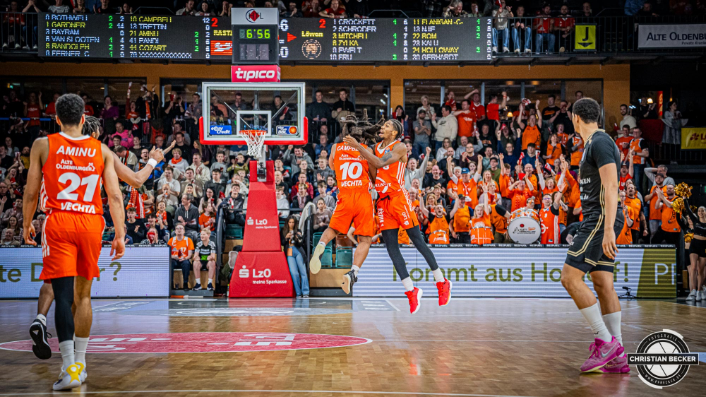 1. Basketball Bundesliga, easyCredit BBL, Saison 2024/2025, Herren, Hauptrunde, 3. Spieltag, 30.01.2025, RASTA Vechta -  L&ouml;wen Braunschweig
Tyger Campbell (#10 - RASTA Vechta) und Brandon Randolph (#8 - RASTA Vechta) zeigen Emotionen w&auml;hrend der Partie
Schlüsselwörter: 1. Bundesliga;3. Spieltag;30.01.2025;BBL;Basketball;Braunschweig;Hauptrunde;Liga;L&ouml;wen;RASTA;RASTA Dome;Saison 2024/2025;Vechta;easycredit