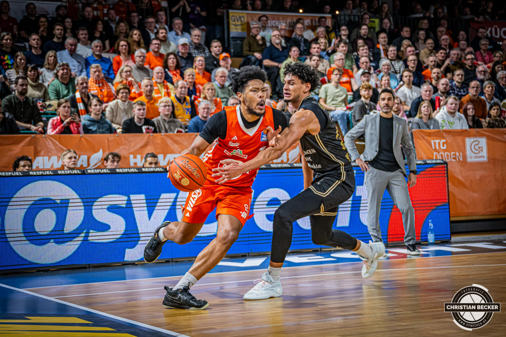1. Basketball Bundesliga, easyCredit BBL, Saison 2024/2025, Herren, Hauptrunde, 3. Spieltag, 30.01.2025, RASTA Vechta -  L&ouml;wen Braunschweig
Jayden Gardner (#1 - RASTA Vechta) in Aktion
Schlüsselwörter: 1. Bundesliga;3. Spieltag;30.01.2025;BBL;Basketball;Braunschweig;Hauptrunde;Liga;L&ouml;wen;RASTA;RASTA Dome;Saison 2024/2025;Vechta;easycredit