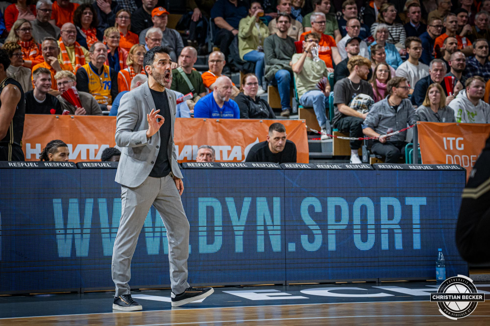 1. Basketball Bundesliga, easyCredit BBL, Saison 2024/2025, Herren, Hauptrunde, 3. Spieltag, 30.01.2025, RASTA Vechta -  L&ouml;wen Braunschweig
Jesus Ramirez (Headcoach Basketball L&ouml;wen Braunschweig) w&auml;hrend der Partie
Schlüsselwörter: 1. Bundesliga;3. Spieltag;30.01.2025;BBL;Basketball;Braunschweig;Hauptrunde;Liga;L&ouml;wen;RASTA;RASTA Dome;Saison 2024/2025;Vechta;easycredit