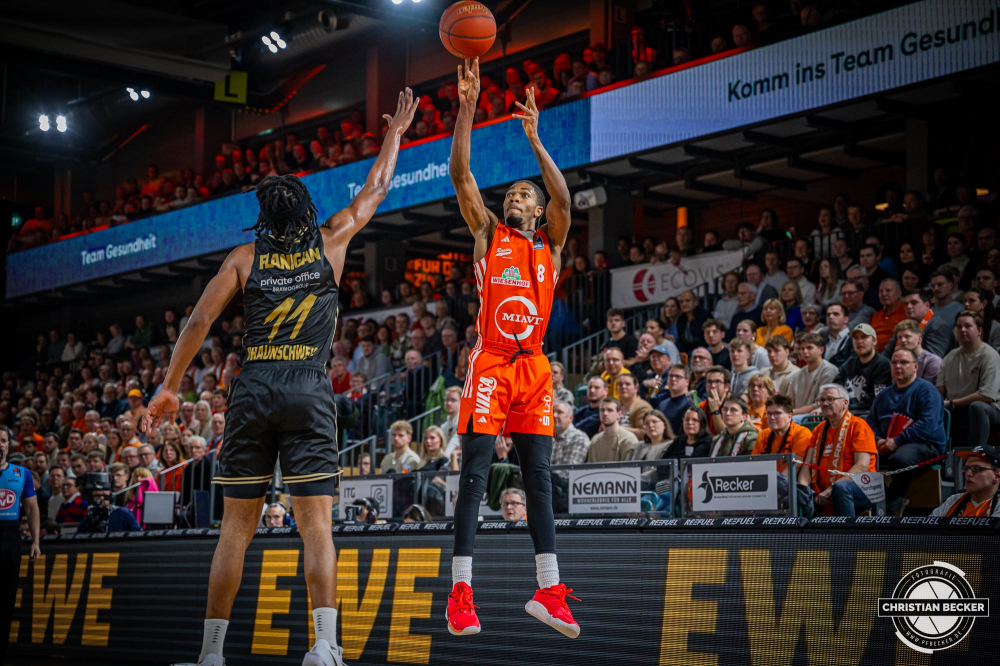 1. Basketball Bundesliga, easyCredit BBL, Saison 2024/2025, Herren, Hauptrunde, 3. Spieltag, 30.01.2025, RASTA Vechta -  L&ouml;wen Braunschweig
Brandon Randolph (#8 - RASTA Vechta) beim Jumpshot
Schlüsselwörter: 1. Bundesliga;3. Spieltag;30.01.2025;BBL;Basketball;Braunschweig;Hauptrunde;Liga;L&ouml;wen;RASTA;RASTA Dome;Saison 2024/2025;Vechta;easycredit