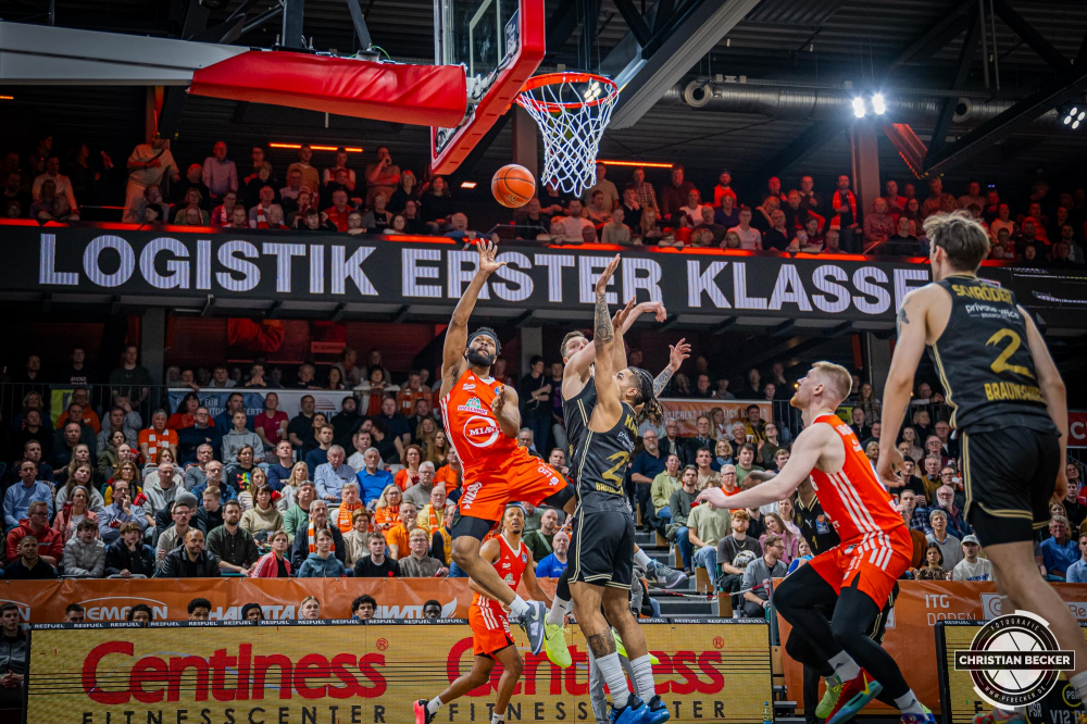 1. Basketball Bundesliga, easyCredit BBL, Saison 2024/2025, Herren, Hauptrunde, 3. Spieltag, 30.01.2025, RASTA Vechta -  L&ouml;wen Braunschweig
Lloyd Pandi (#41 - RASTA Vechta) beim Korbleger
Schlüsselwörter: 1. Bundesliga;3. Spieltag;30.01.2025;BBL;Basketball;Braunschweig;Hauptrunde;Liga;L&ouml;wen;RASTA;RASTA Dome;Saison 2024/2025;Vechta;easycredit