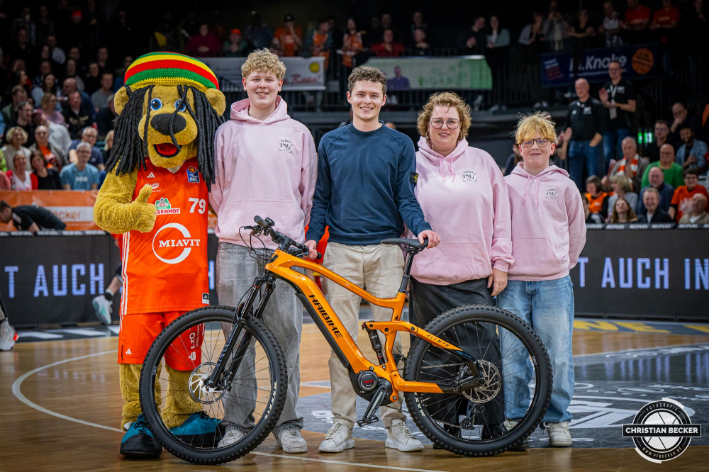 1. Basketball Bundesliga, easyCredit BBL, Saison 2024/2025, Herren, Hauptrunde, 3. Spieltag, 30.01.2025, RASTA Vechta -  L&ouml;wen Braunschweig
Ein Fan gewinnt ein E-Bike
Schlüsselwörter: 1. Bundesliga;3. Spieltag;30.01.2025;BBL;Basketball;Braunschweig;Hauptrunde;Liga;L&ouml;wen;RASTA;RASTA Dome;Saison 2024/2025;Vechta;easycredit