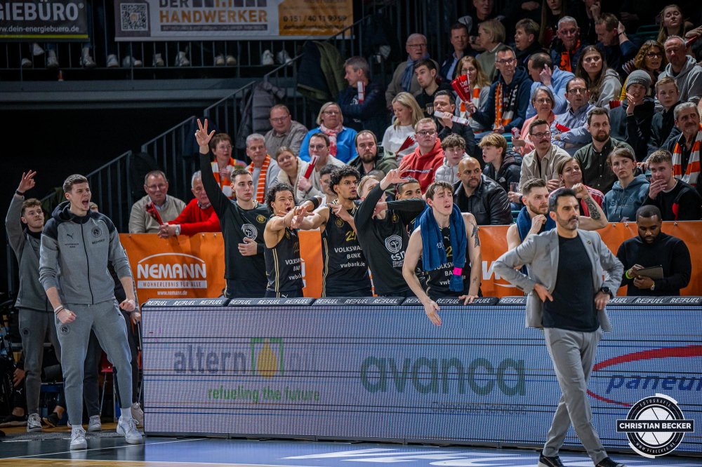 1. Basketball Bundesliga, easyCredit BBL, Saison 2024/2025, Herren, Hauptrunde, 3. Spieltag, 30.01.2025, RASTA Vechta -  L&ouml;wen Braunschweig
Das Team der Basketball L&ouml;wen Braunschweig zeigt Emotionen w&auml;hrend der Partie
Schlüsselwörter: 1. Bundesliga;3. Spieltag;30.01.2025;BBL;Basketball;Braunschweig;Hauptrunde;Liga;L&ouml;wen;RASTA;RASTA Dome;Saison 2024/2025;Vechta;easycredit