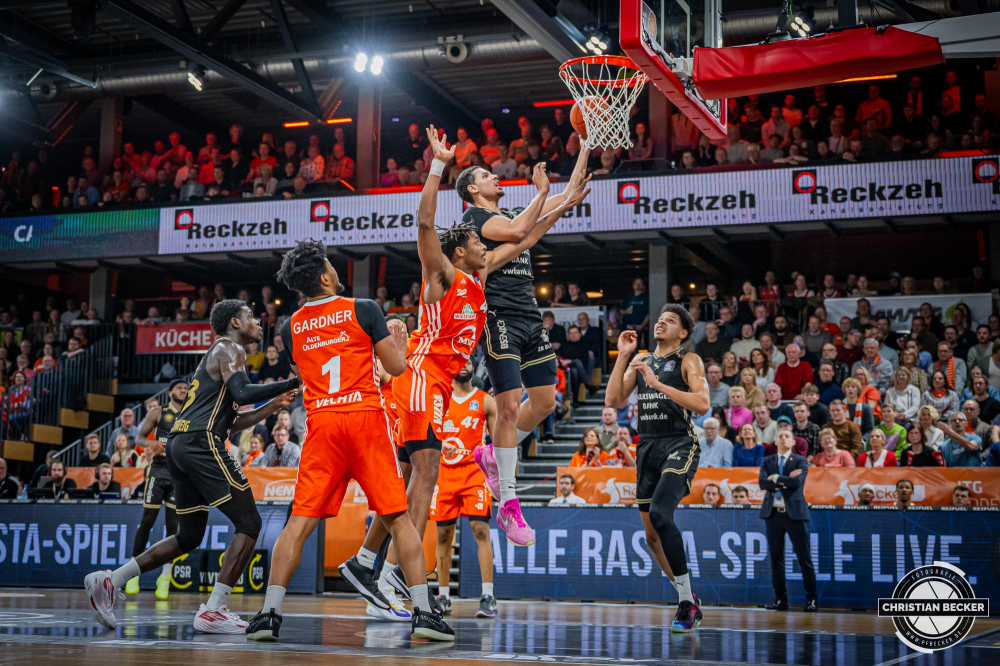 1. Basketball Bundesliga, easyCredit BBL, Saison 2024/2025, Herren, Hauptrunde, 3. Spieltag, 30.01.2025, RASTA Vechta -  L&ouml;wen Braunschweig
Tre Mitchell (#3 - Basketball L&ouml;wen Braunschweig) beim Korbleger
Schlüsselwörter: 1. Bundesliga;3. Spieltag;30.01.2025;BBL;Basketball;Braunschweig;Hauptrunde;Liga;L&ouml;wen;RASTA;RASTA Dome;Saison 2024/2025;Vechta;easycredit