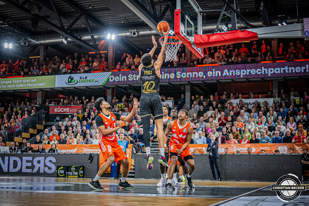 1. Basketball Bundesliga, easyCredit BBL, Saison 2024/2025, Herren, Hauptrunde, 3. Spieltag, 30.01.2025, RASTA Vechta -  L&ouml;wen Braunschweig
Sanandra Fru (#10 - Basketball L&ouml;wen Braunschweig) beim Korbleger
Schlüsselwörter: 1. Bundesliga;3. Spieltag;30.01.2025;BBL;Basketball;Braunschweig;Hauptrunde;Liga;L&ouml;wen;RASTA;RASTA Dome;Saison 2024/2025;Vechta;easycredit