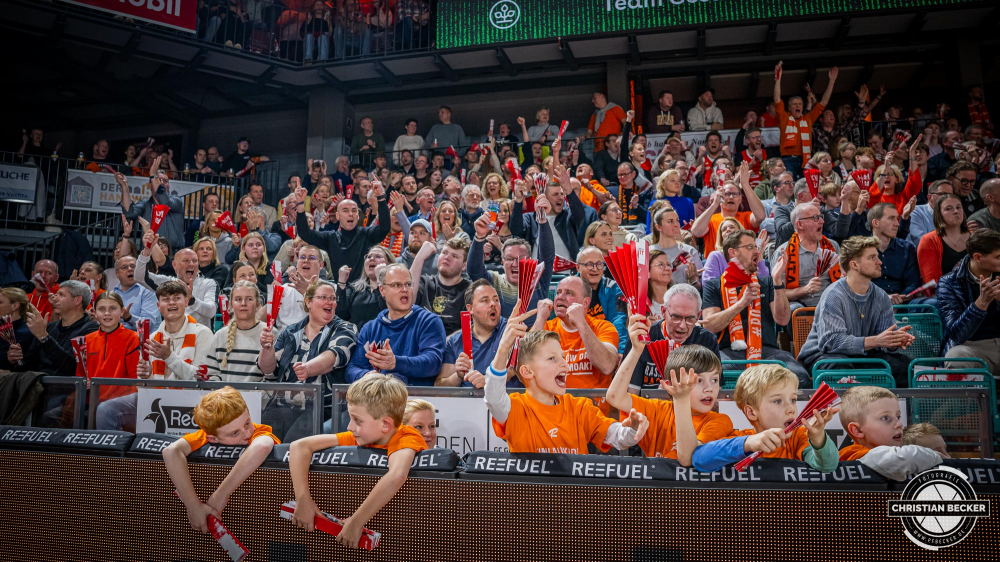 1. Basketball Bundesliga, easyCredit BBL, Saison 2024/2025, Herren, Hauptrunde, 3. Spieltag, 30.01.2025, RASTA Vechta -  L&ouml;wen Braunschweig
Die Fans von RASTA Vechta w&auml;hrend der Partie
Schlüsselwörter: 1. Bundesliga;3. Spieltag;30.01.2025;BBL;Basketball;Braunschweig;Hauptrunde;Liga;L&ouml;wen;RASTA;RASTA Dome;Saison 2024/2025;Vechta;easycredit