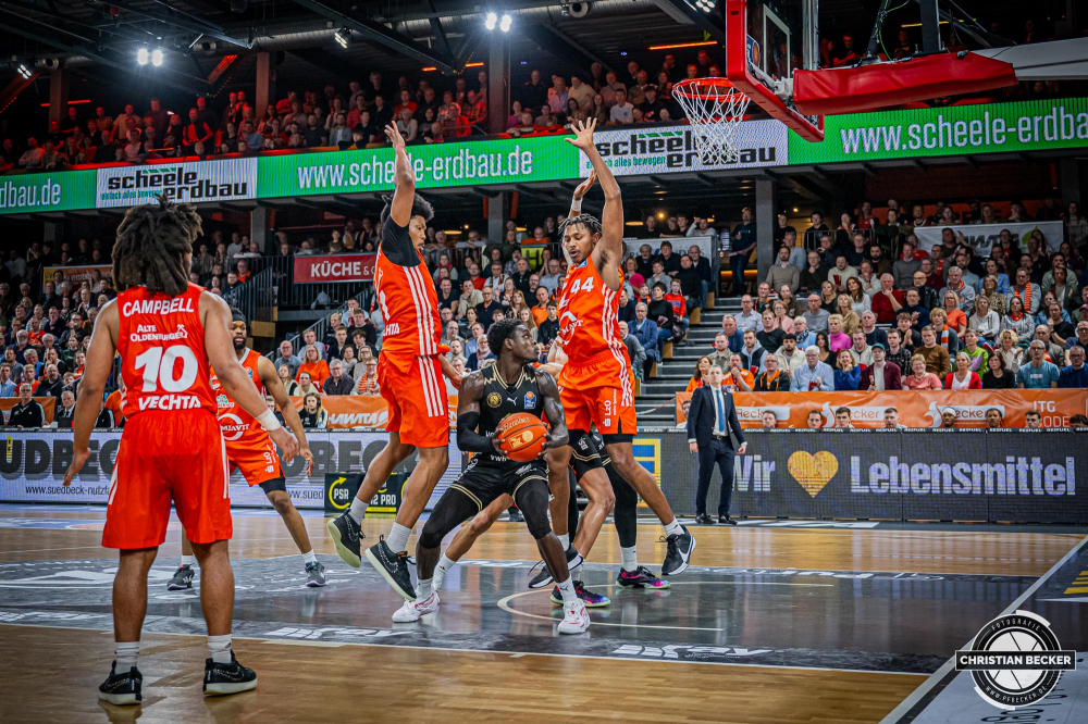 1. Basketball Bundesliga, easyCredit BBL, Saison 2024/2025, Herren, Hauptrunde, 3. Spieltag, 30.01.2025, RASTA Vechta -  L&ouml;wen Braunschweig
TJ Crocket Jr. (#1 - Basketball L&ouml;wen Braunschweig) in Aktion
Schlüsselwörter: 1. Bundesliga;3. Spieltag;30.01.2025;BBL;Basketball;Braunschweig;Hauptrunde;Liga;L&ouml;wen;RASTA;RASTA Dome;Saison 2024/2025;Vechta;easycredit