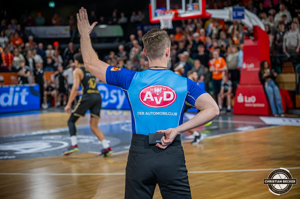 1. Basketball Bundesliga, easyCredit BBL, Saison 2024/2025, Herren, Hauptrunde, 3. Spieltag, 30.01.2025, RASTA Vechta -  L&ouml;wen Braunschweig
Die Schiedsrichter w&auml;hrend der Partie
Schlüsselwörter: 1. Bundesliga;3. Spieltag;30.01.2025;BBL;Basketball;Braunschweig;Hauptrunde;Liga;L&ouml;wen;RASTA;RASTA Dome;Saison 2024/2025;Vechta;easycredit