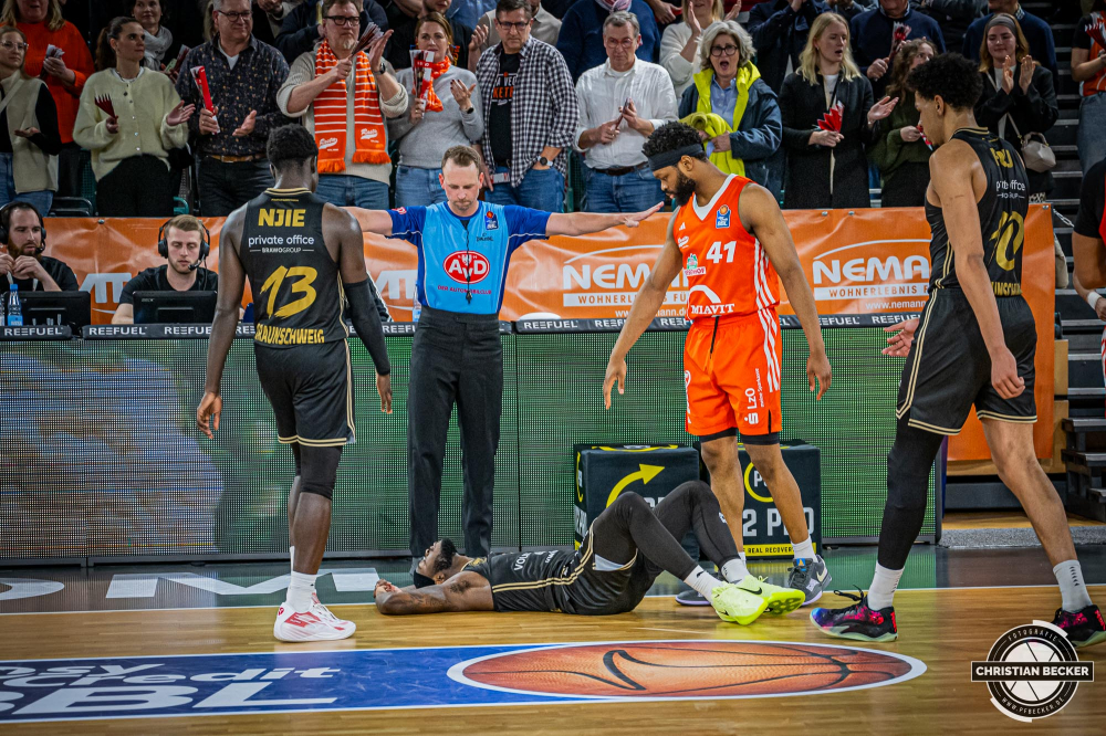 1. Basketball Bundesliga, easyCredit BBL, Saison 2024/2025, Herren, Hauptrunde, 3. Spieltag, 30.01.2025, RASTA Vechta -  L&ouml;wen Braunschweig
TJ Crocket Jr. (#1 - Basketball L&ouml;wen Braunschweig) nach der Partie
Schlüsselwörter: 1. Bundesliga;3. Spieltag;30.01.2025;BBL;Basketball;Braunschweig;Hauptrunde;Liga;L&ouml;wen;RASTA;RASTA Dome;Saison 2024/2025;Vechta;easycredit