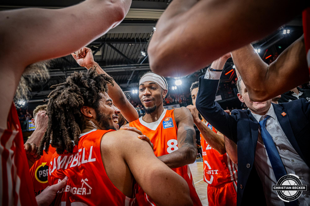 1. Basketball Bundesliga, easyCredit BBL, Saison 2024/2025, Herren, Hauptrunde, 3. Spieltag, 30.01.2025, RASTA Vechta -  L&ouml;wen Braunschweig
Brandon Randolph (#8 - RASTA Vechta) und Tyger Campbell (#10 - RASTA Vechta) nach der Partie
Schlüsselwörter: 1. Bundesliga;3. Spieltag;30.01.2025;BBL;Basketball;Braunschweig;Hauptrunde;Liga;L&ouml;wen;RASTA;RASTA Dome;Saison 2024/2025;Vechta;easycredit