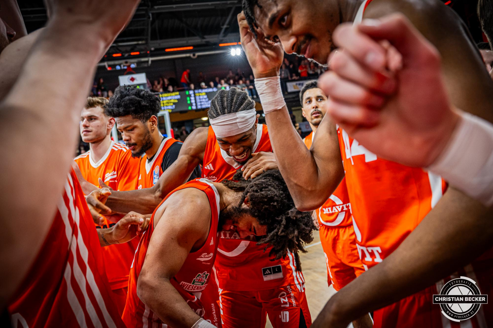 1. Basketball Bundesliga, easyCredit BBL, Saison 2024/2025, Herren, Hauptrunde, 3. Spieltag, 30.01.2025, RASTA Vechta -  L&ouml;wen Braunschweig
Brandon Randolph (#8 - RASTA Vechta) und Tyger Campbell (#10 - RASTA Vechta) nach der Partie
Schlüsselwörter: 1. Bundesliga;3. Spieltag;30.01.2025;BBL;Basketball;Braunschweig;Hauptrunde;Liga;L&ouml;wen;RASTA;RASTA Dome;Saison 2024/2025;Vechta;easycredit